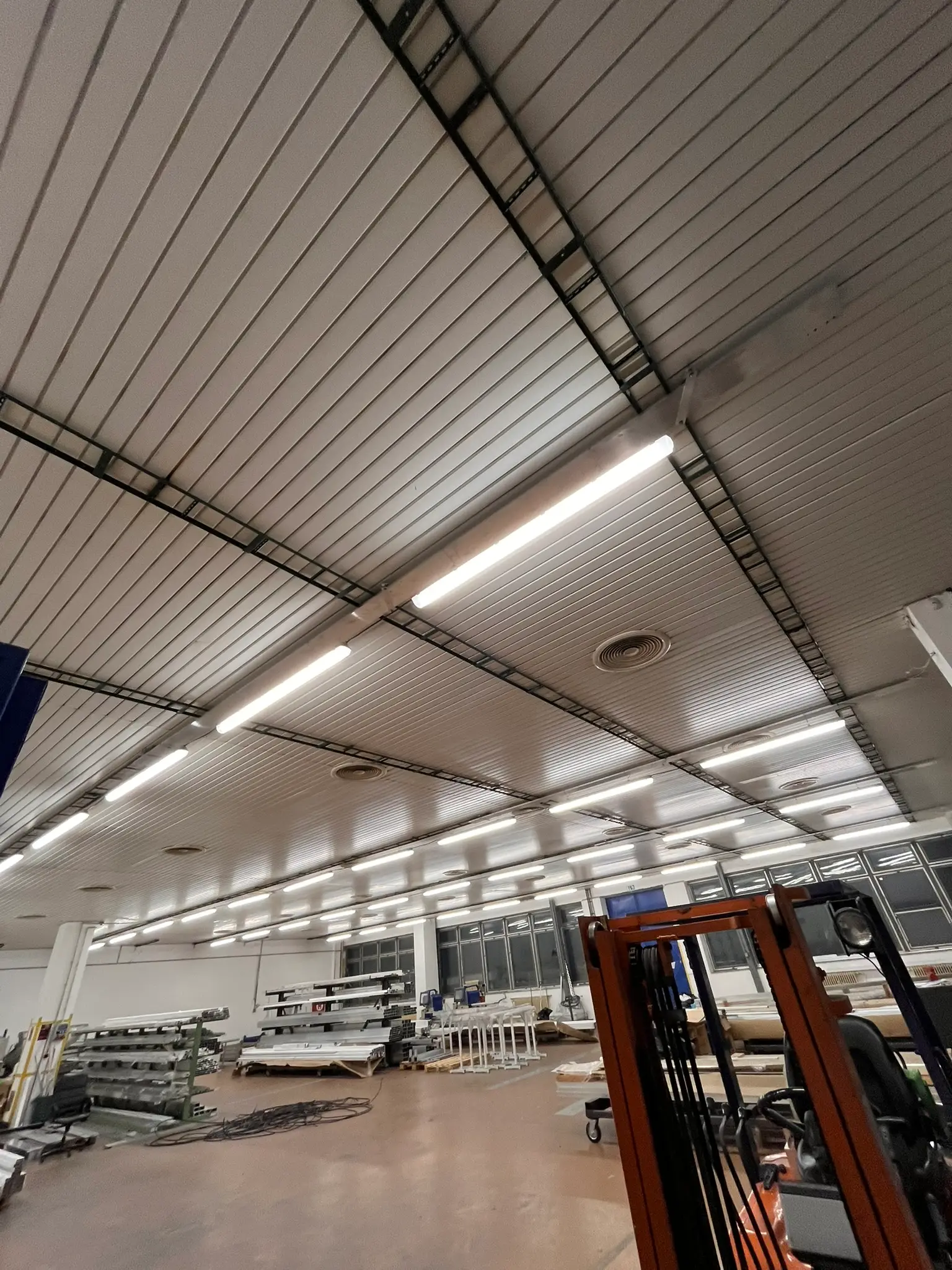 Firma - osvětlení haly